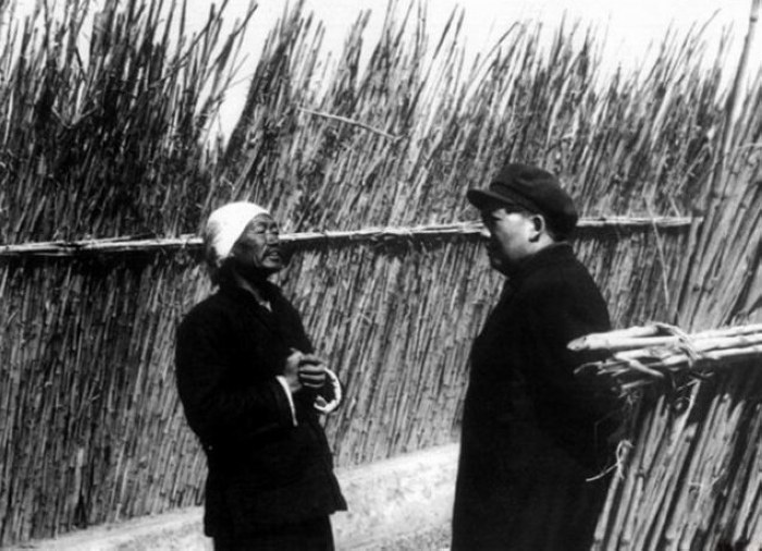 1952年，毛主席在北京近郊訪問農(nóng)民。