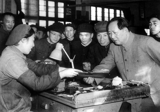 1956年，毛澤東視察南京無線電廠。