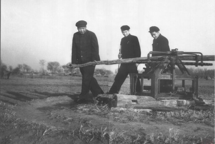 1954年，毛澤東在順義縣農(nóng)村視察。