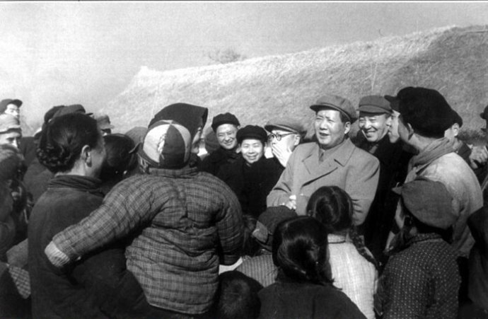 1955年，毛澤東在南京郊區(qū)饒辰鄉(xiāng)十月農(nóng)業(yè)合作社和群眾交談。
