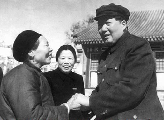 1954年，毛澤東接見抗美援朝英雄黃繼光的母親鄧芳芝。