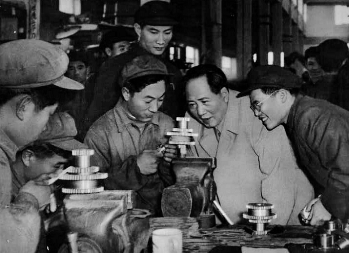 1956年，毛主席在天津視察工廠。
