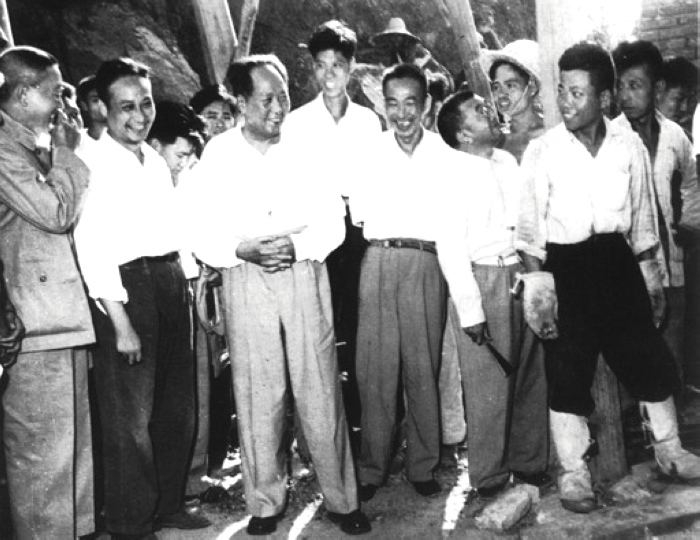 1958年，毛主席在湖北視察武昌第一紗廠(現(xiàn)武漢國棉六廠)。
