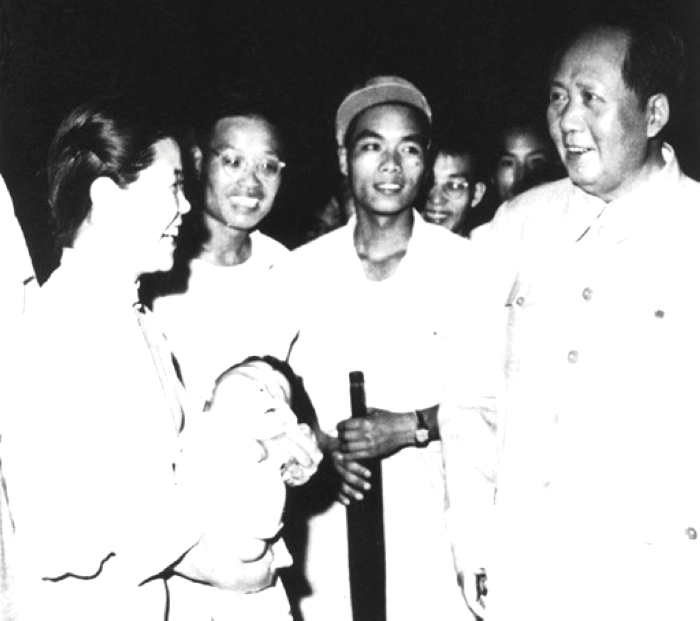 1957年，毛主席在湖北武漢長江大橋上與群眾交談。