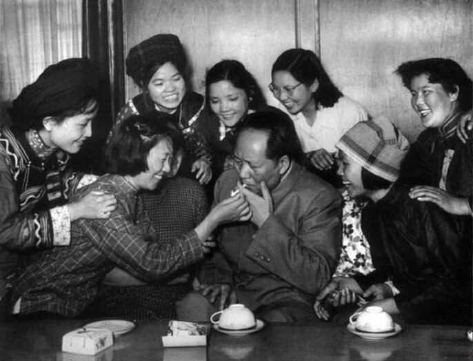 1957年，毛澤東和中國新民主主義青年團第三次全國代表大會的“三大”代表在一起。攝影：洪克