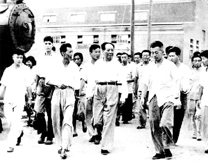 1958年，毛主席在湖北視察武漢重型機床廠。