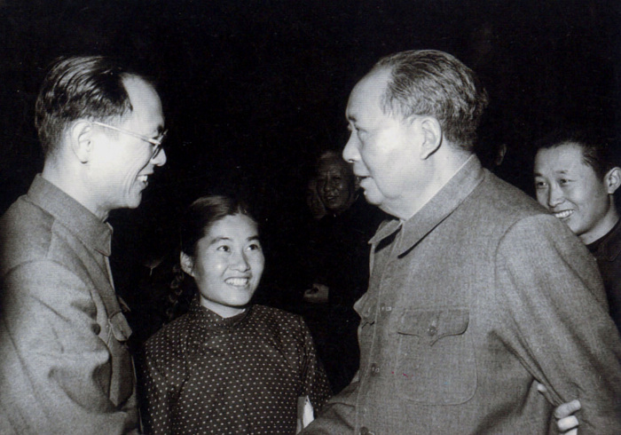 1965年，毛主席在北京與生物化學家彭加木親切握手交談。攝影：錢嗣杰