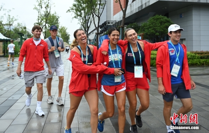 美國運動員在村內開心漫步。<a target='_blank' href='/'><p  align=