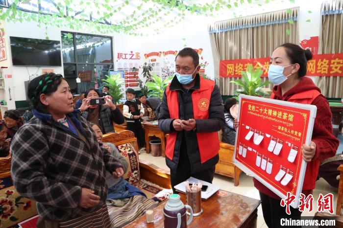 圖為瓊結(jié)縣村民參與問答?！愔闈扇?攝