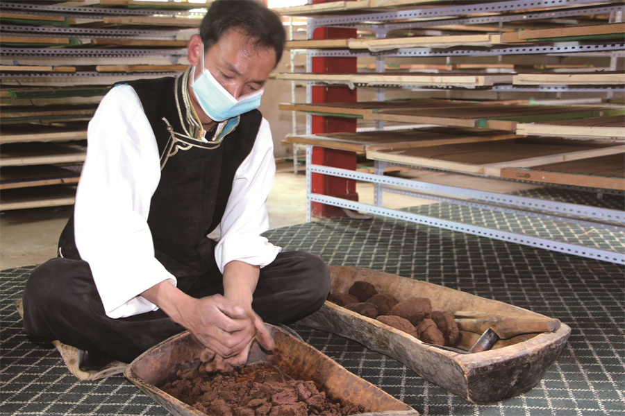 西藏藏雄朗薩傳統(tǒng)手工藝農(nóng)民專業(yè)合作社負(fù)責(zé)人朗加在制作藏香??.jpg