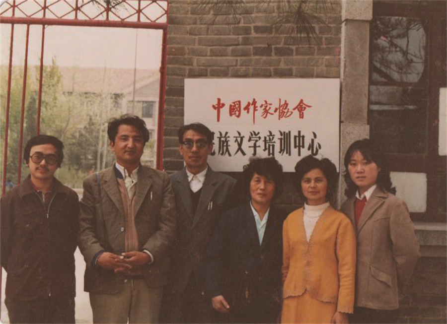 在民族文學(xué)雜志社任職期間，吉米平階（左一）和同事合影??.jpg